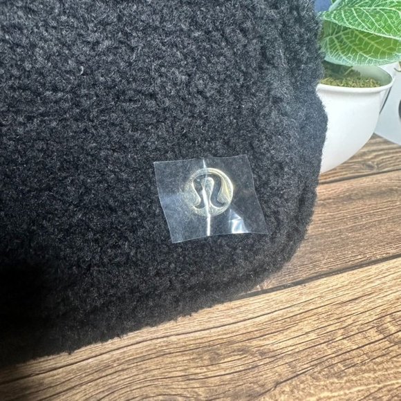 Lululemon Everywhere Belt Bag Fleece Large 2L NWT ONE SIZE (Black Gold) - Picture 3 of 13
